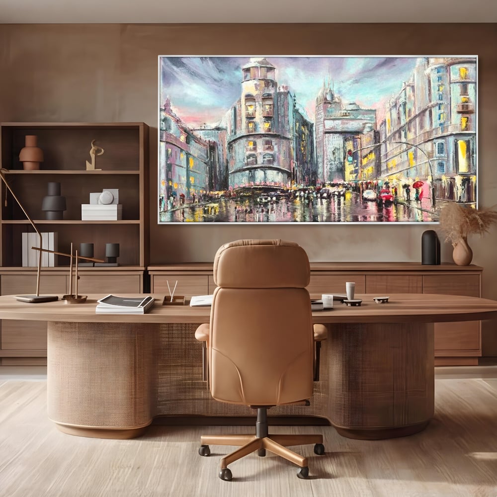Tablou canvas cu pictura urbana cu strada ploioasa, in rama de aluminiu argintiu, pe perete intr-un birou